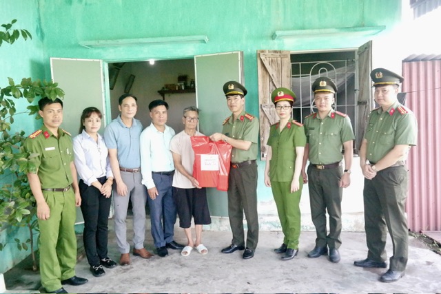 Công an quận Đồ Sơn thăm, tặng quà gia đình các chiến sỹ Điện Biên